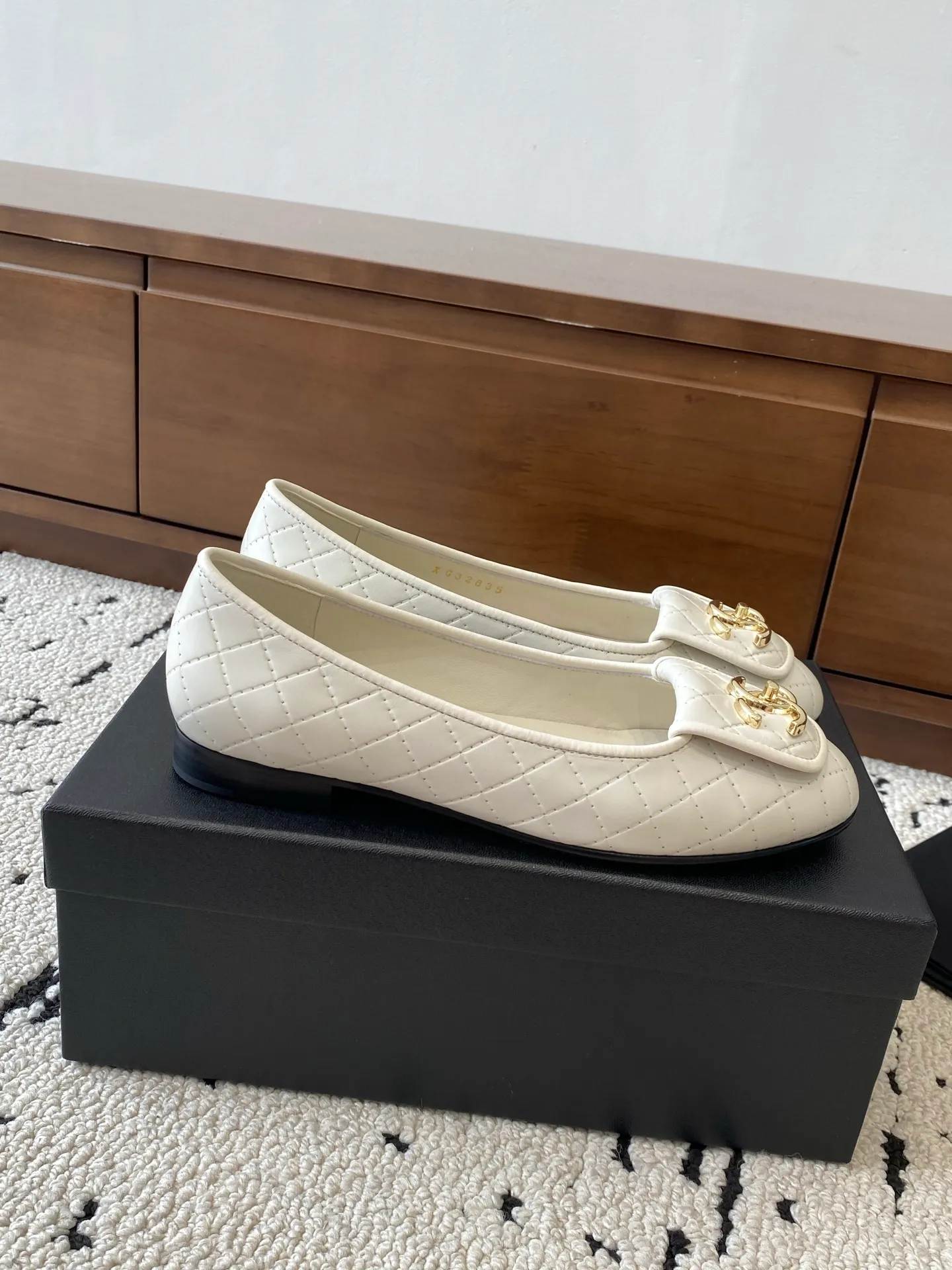 👟👟Ex-factory price 580👟👟 🍀CHANEL2025 new autumn and winter style, Mary Jane leather Chanel Xiaoxiang C home flat shoes Comfortable Mary Jane shoes Catwalk haute couture customization, simple yet sweet and playful Solid color fabric is refreshing and easy to wear Buckle design shoes are more heeling Upper: Customized sheepskin Inner foot pad: sheepskin Sole: Italian genuine leather sole Code number: 35-40 (40 customized items are non-refundable) 👉 👉